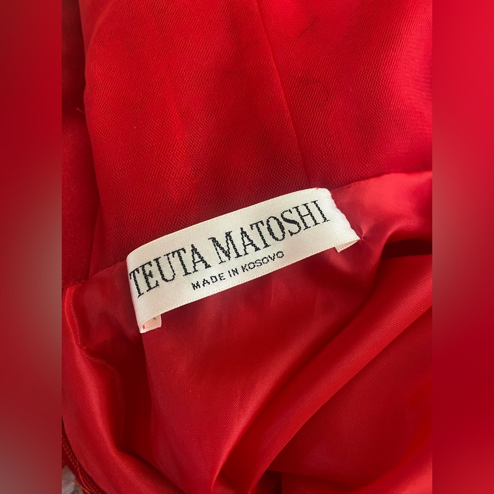 Teuta Matoshi Draped Heart Dress size 6 pristine condition
Beautiful red - Picture 11 of 16